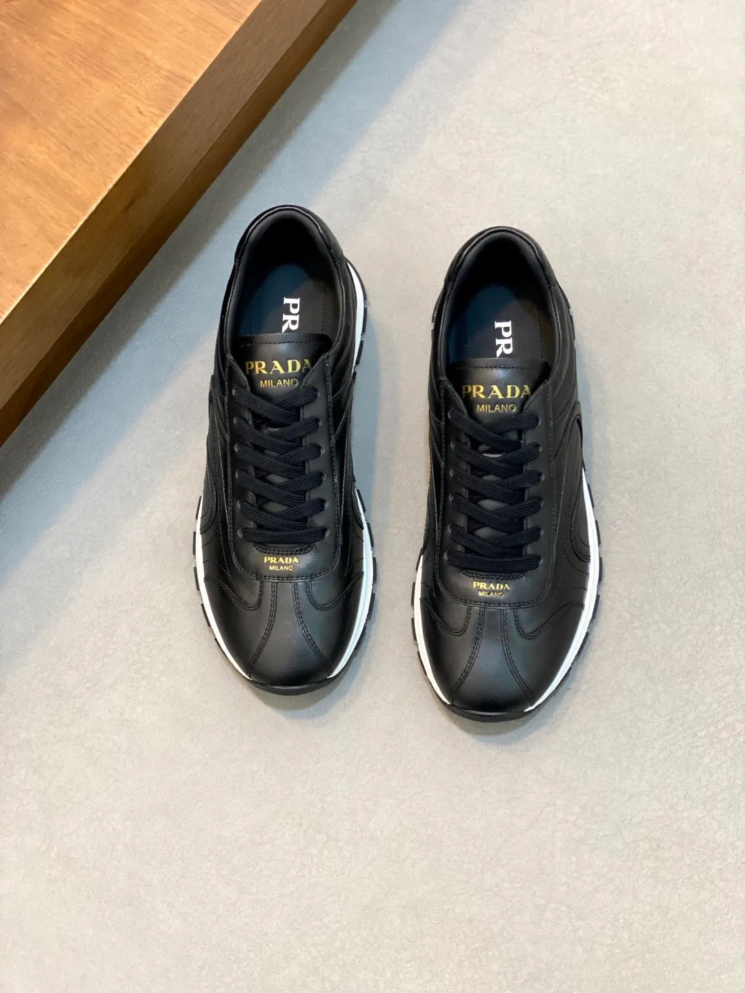 Men's shoes 💰740 Prada men's new lace-up sports and casual shoes. This upper is made of imported calfskin stitching. The tongue is P's classic bronzing lougou. The lining is made of calfskin for the feet. The outsole is made of non-slip sports exclusive rubber outsole with logo. It feels good on the foot. It is fashionable and fashionable. It has a standard sports version and looks very good on the foot! Comes with original box and dust bag! L leather shoe size: 39/40/41/42/43/44 original box packaging + dust bag